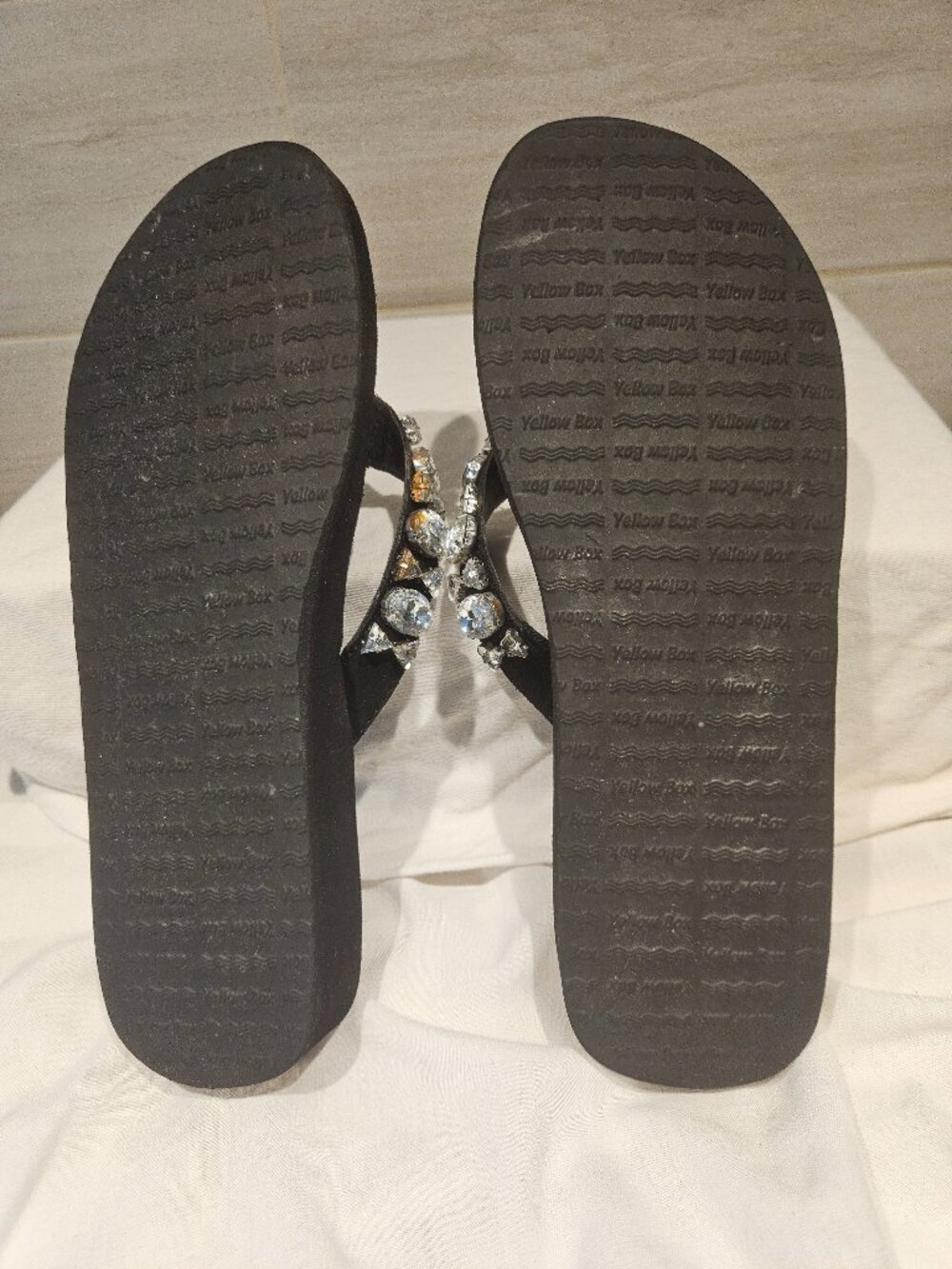 YELLOW BOX RHINESTONE FLIP FLOPS, SIZE 9 - Picture 5 of 7